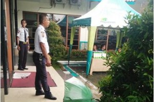Tampak dua orang satpan saat menjaga acara PT Pegadaian Persero Cilimus di Hotel Grage Sangkan.